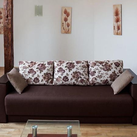 Romari Два Поверхи Apartment ลวีฟ ภายนอก รูปภาพ