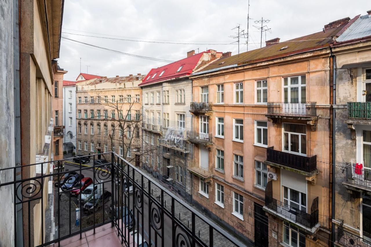 Romari Два Поверхи Apartment ลวีฟ ภายนอก รูปภาพ
