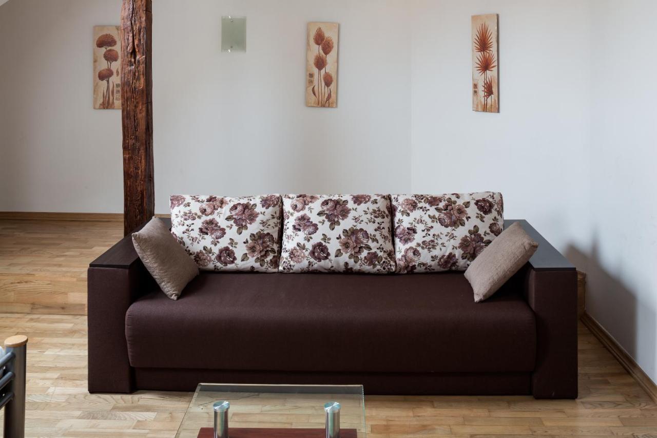 Romari Два Поверхи Apartment ลวีฟ ภายนอก รูปภาพ