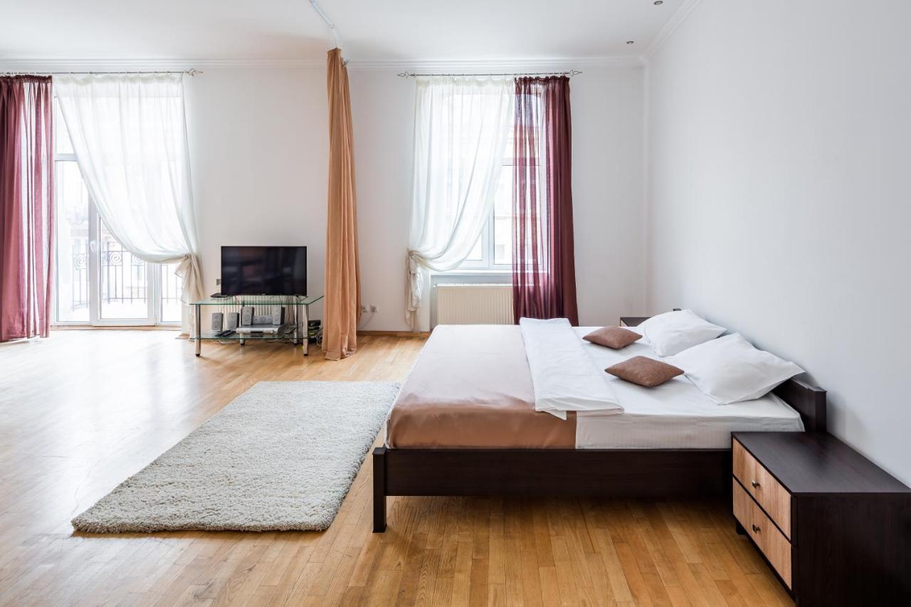 Romari Два Поверхи Apartment ลวีฟ ภายนอก รูปภาพ