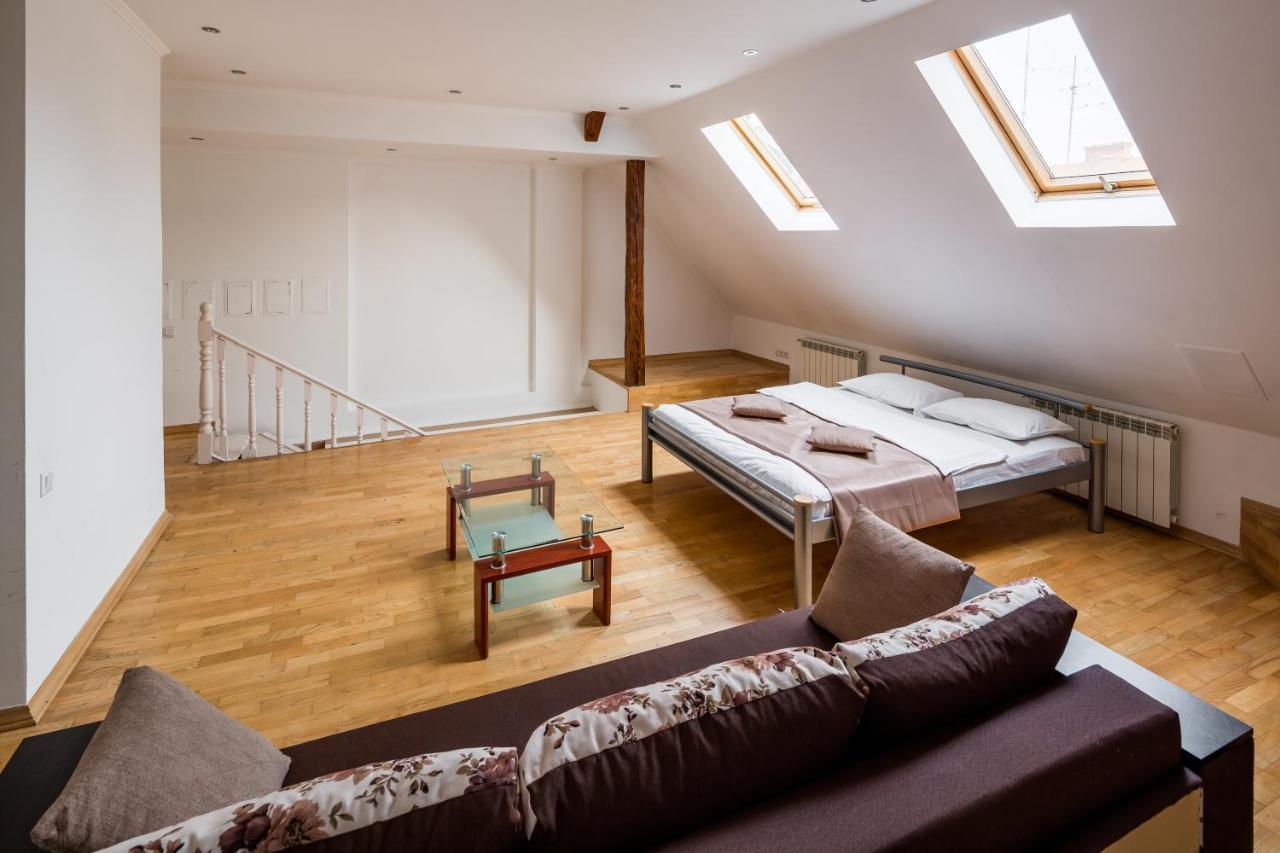 Romari Два Поверхи Apartment ลวีฟ ภายนอก รูปภาพ