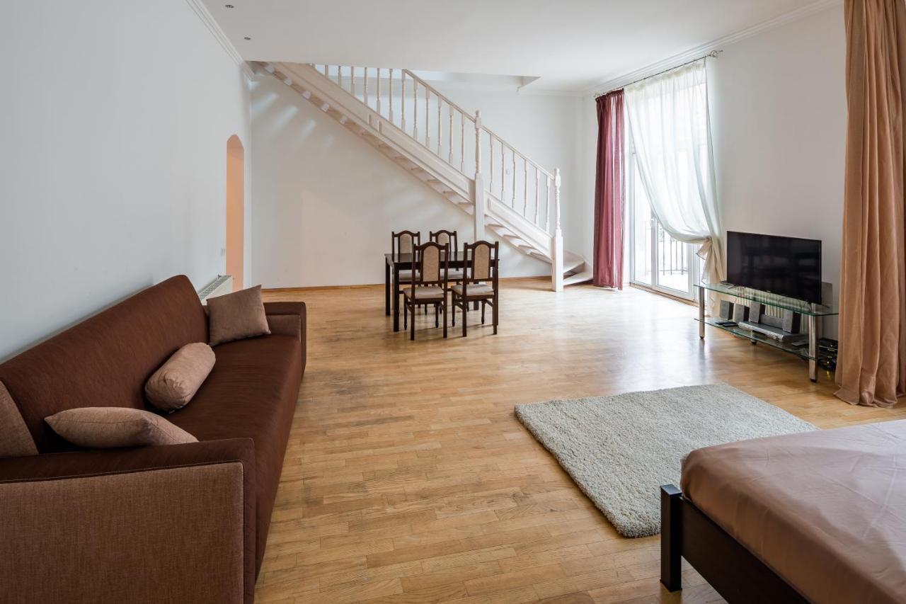 Romari Два Поверхи Apartment ลวีฟ ภายนอก รูปภาพ