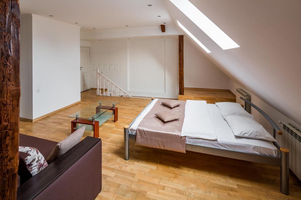 Romari Два Поверхи Apartment ลวีฟ ภายนอก รูปภาพ