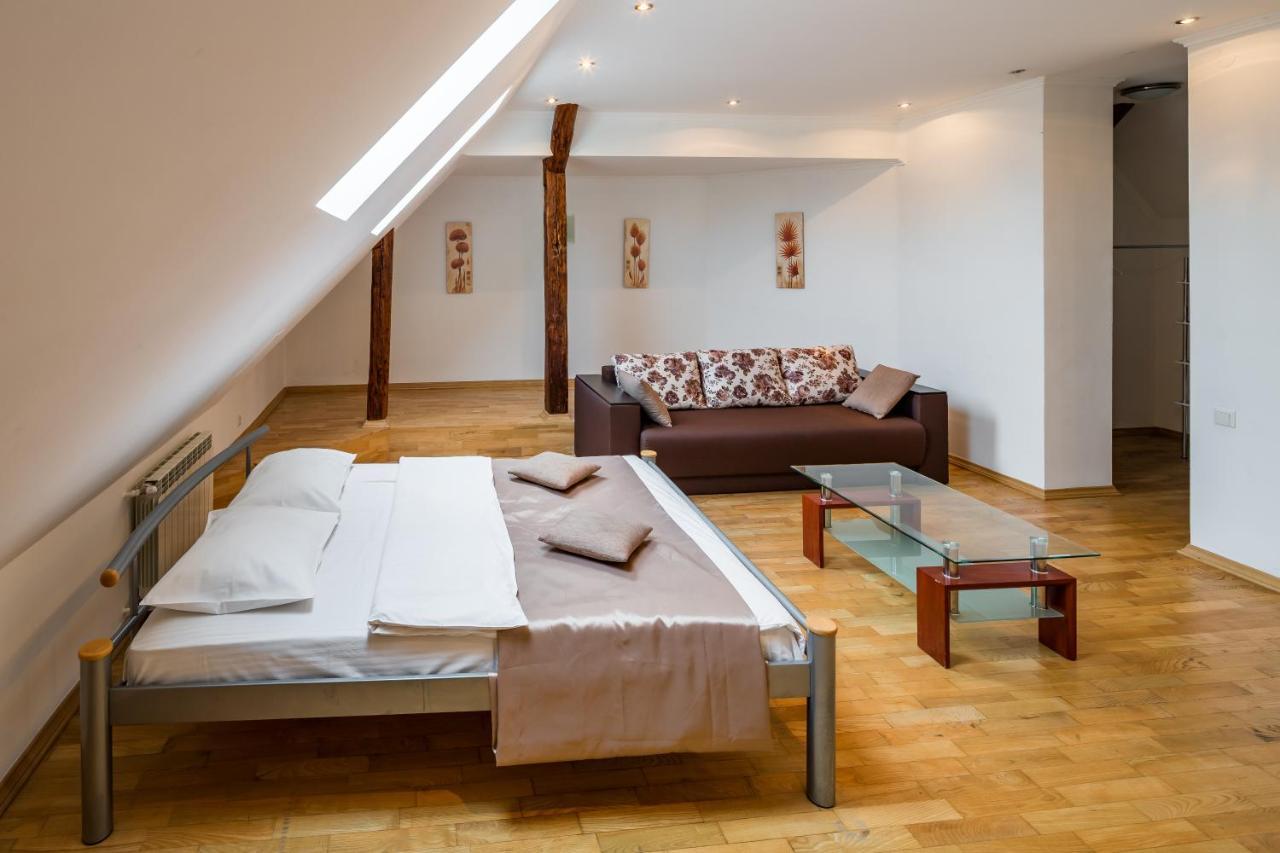Romari Два Поверхи Apartment ลวีฟ ภายนอก รูปภาพ