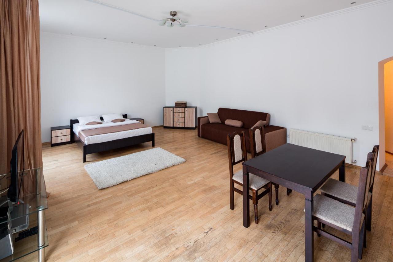 Romari Два Поверхи Apartment ลวีฟ ภายนอก รูปภาพ